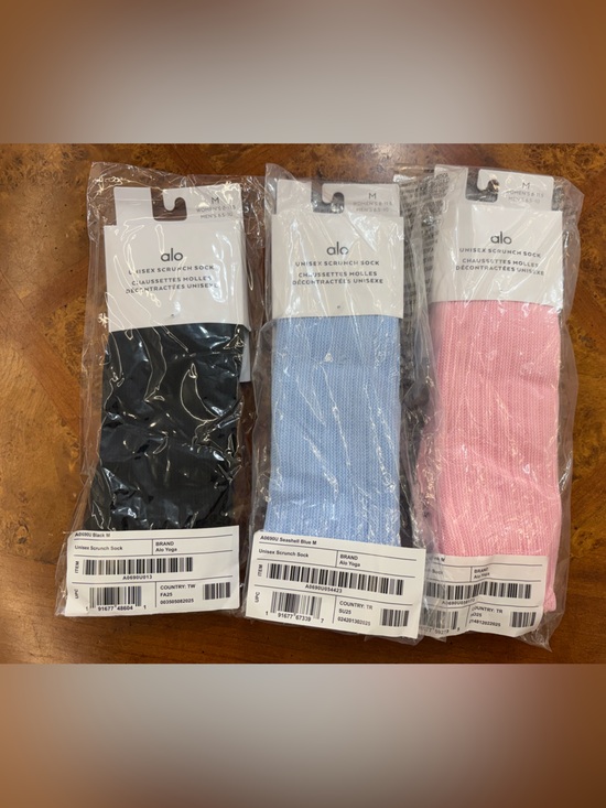 ALO Yoga Accessories - ALO Yoga Scrunch Socks - Black, Light Blue, Pink (3-Pack)